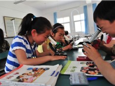學(xué)生用顯微鏡上課